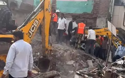 दो मंजिला इमारत गिरने से पांच लोगों मौत, दो गंभीर रूप से घायल
