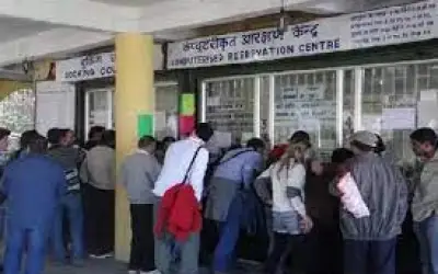 कोरोना के खौफ से मुंबई में प्लेटफॉर्म टिकट बंद