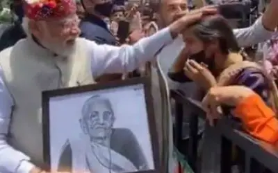 मां की फोटो के लिए पीएम मोदी ने तोडा प्रोटोकॉल