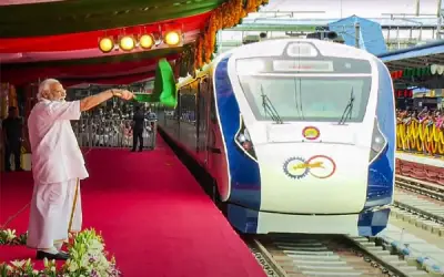 केरल की पहली वंदे भारत एक्सप्रेस को पीएम मोदी ने दिखाई हरी झंडी