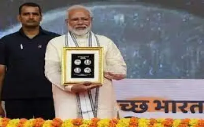 पीएम मोदी ने जारी किए एक, दो, पांच, दस और 20 रुपए के खास सिक्के
