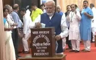 लाइन में लगकर पीएम मोदी ने अहमदाबाद में डाला वोट