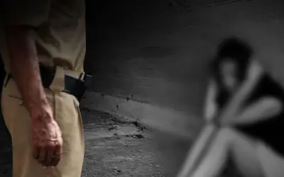 पुलिस शिकायत करने गई लड़की को नाचने को कहा गया