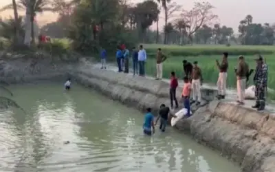 शराबबंदी के बावजूद बिहार में तालाब से निकलीं 17 कार्टन शराब की बोतलें