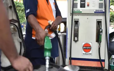 20 पैसे सस्ता हुआ पेट्रोल डीजल