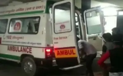 मजदूरों से भरी बस पलटने से 35 घायल
