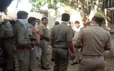 प्यार में धोखा : प्रेमिका और बेटी की लाश आंगन में दफनाया