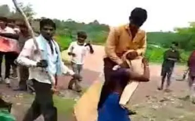 मुहब्बत के दुश्मनों के डर से महिला ने पति को कंधे पर घुमाया