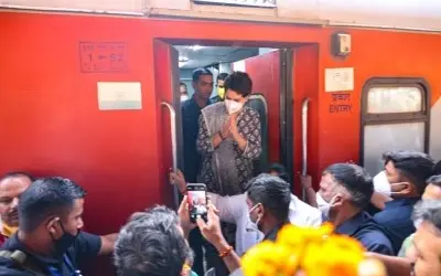 प्रियंका किसानों से मिलने के लिए ट्रेन से ललितपुर पहुंचीं