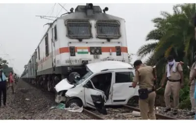 रेल से टकराई कार तो मर गया पूरा परिवार