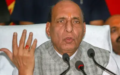 अगर कोई अलग पीएम की बात करता है तो सरकार को धारा 370 और 35ए हटाना होगा : राजनाथ