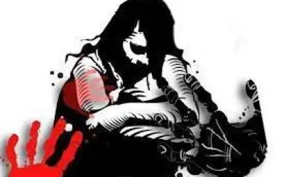 सामूहिक दुष्कर्म कर लड़की को दूसरी मंजिल से नीचे फेंका, बिजली की पोल से लटकी