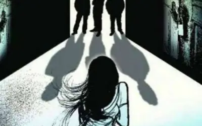 दोस्तों से पति ने पत्नी से दुष्कर्म करवाया