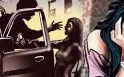 चलती कार में युवती से सामूहिक दुष्कर्म, तीन आरोपी गिरफ्तार