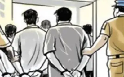 दो बहनों से गैंग रेप के आरोप में पांच गिरफ्तार