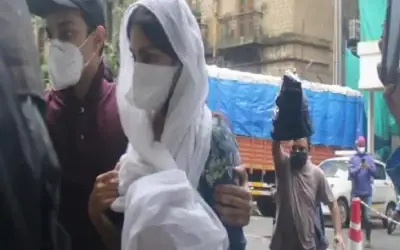 ईडी दफ्तर पहुंची रिया चक्रवर्ती