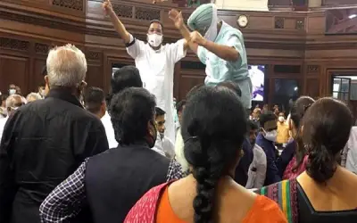 नेताओं ने मचाया संसद में हुड़दंग