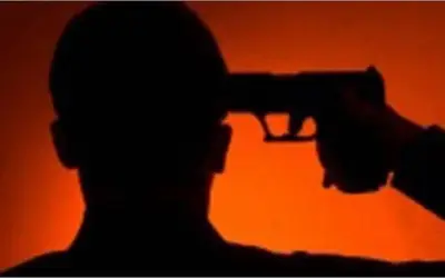 अपनी सर्विस राइफल से पुलिसकर्मी ने खुद को गोली मारी