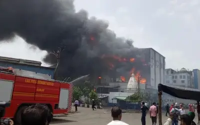 सूरत की साडी भंडार में भयंकर आग