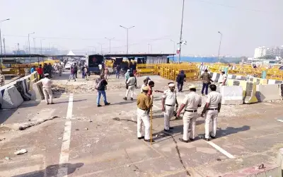 गाजीपुर बॉर्डर से पुलिस ने बैरिकेड हटाए, दिल्ली से मेरठ जाने के लिए खुले रास्ते