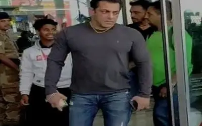 सलमान खान ने गोवा में छीना फैन का फोन