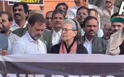 निलंबन के खिलाफ विपक्षी सांसदों ने किया गांधी प्रतिमा पर प्रदर्शन