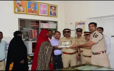 मुंबई की कुलाबा पुलिस की सतर्कता से मिला केन्याई महिला का रुपयों से भरा बैग