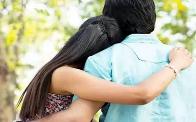 पति ने बीवी को उसके प्रेमी को सौंपा