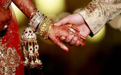 लॉकडाउन में खाना खिलाते-खिलाते हुआ भिखारन से प्यार और हो गई शादी
