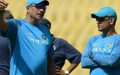 धोनी को खेलने का फैसला खुद लेना है : शास्त्री