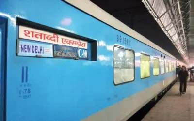 डेढ़ घंटे तक ट्रेन की टॉयलेट में फंसे रहे नेताजी