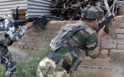 सुरक्षा बल ने शोपियां में तीन आतंकियों को घेरा