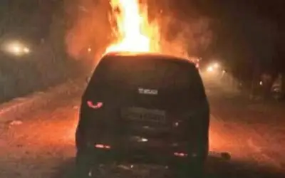 चलती कार में शॉर्ट सर्किट से लगी आग, ड्राइवर ने कूदकर बचाई जान