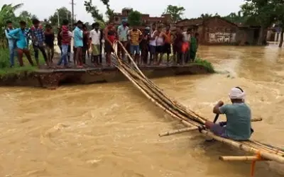 सीतामढ़ी में नदी पार करते हुए बह गए लोग