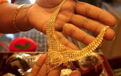 सोने की चमक और बढ़ी भाव में मामूली कमी