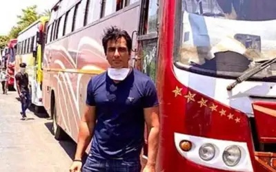 कोरोना संकट के बीच मज़दूरों की मदद में जुटे एक्टर सोनू सूद