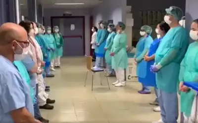 कोरोना से बचने के लिए स्पेन में ओम मंत्र के साथ सतनाम वाहेगुरु का जाप