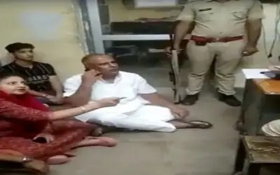 थाने में विधायक ने धरना में किया शराब का गुणगान