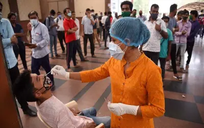 कोरोना की तीसरी लहर ने दी आहट