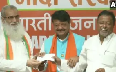 ममता को एक और झटका मोनिरुल इस्लाम बीजेपी में शामिल