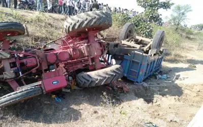  शादी में जा रहा ट्रैक्टर पलटा, छह की मौत