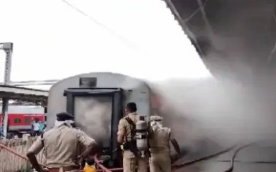 उद्यान एक्सप्रेस में आग लगने से मचा हड़कंप, कोई हताहत नहीं