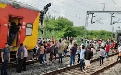 अहमदाबाद से मुंबई जा रही डबल डेकर एक्सप्रेस पटरी से उतरी 
