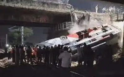 हाईवे से रेलवे ट्रैक पर बस गिरी, दो महिला समेत चार की मौत