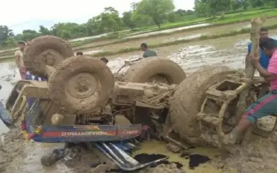 ट्रैक्टर पलटा तो खेत में दबे युवक की मौत