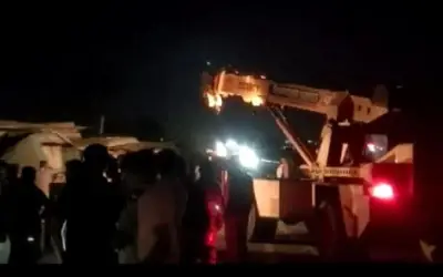 होटल में ट्रक घुसने से एक की मौत, तीन घायल