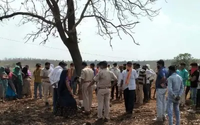 रास रचाते पुलिस कांस्टेबल की निर्वस्त्र करके धुनाई