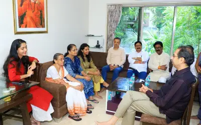 उद्धव ने राउत के घर जाकर की परिवार से मुलाक़ात