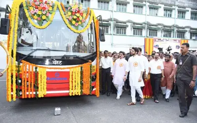 आदित्य ठाकरे ने किया मुंबई की एसी बस में सफर