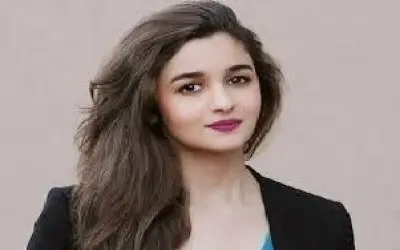 कमाई के मामले में टॉप पर आलिया भट्ट